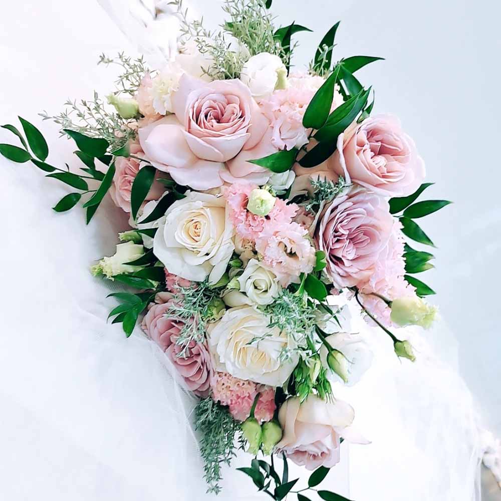 Elegant bruidsboeket met witte rozen